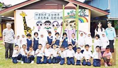 公益華小今年迎來25名一年級新生人數(shù)，華裔生僅占當(dāng)中的3人。（馬來西亞《光華日報(bào)》）