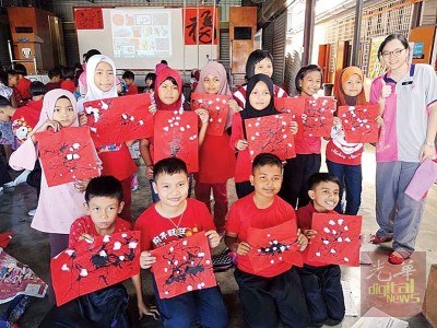 公益各族學(xué)生在今年校園內(nèi)舉行的慶祝華人新年活動(dòng)上，學(xué)習(xí)揮毫畫出梅花，讓他們了解中華傳統(tǒng)文化。（馬來西亞《光華日報(bào)》）