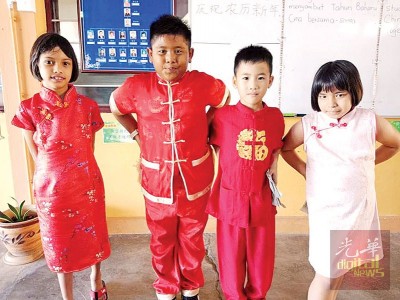 公益各族學(xué)生穿上華裔傳統(tǒng)服裝，一起慶祝華人農(nóng)歷新年。（馬來西亞《光華日報(bào)》）