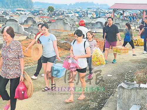 婆孫三代結(jié)伴拜祭先輩，讓履行孝義的傳統(tǒng)禮節(jié)薪火傳承。（馬來西亞《中國報》）