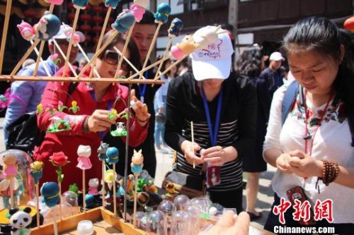 圖為海外華文媒體老總走進(jìn)重慶走馬古鎮(zhèn)，學(xué)捏面人體驗(yàn)民間藝術(shù)。　高呂艷杏 攝