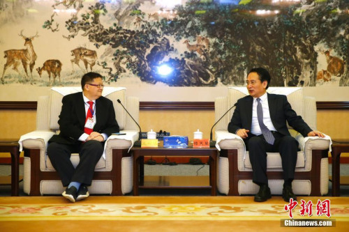 4月3日，中國(guó)海外交流協(xié)會(huì)副會(huì)長(zhǎng)兼秘書長(zhǎng)譚天星在北京會(huì)見馬來西亞青年總團(tuán)聯(lián)合訪華團(tuán)。 <a target='_blank' >中新社</a>記者 富田 攝