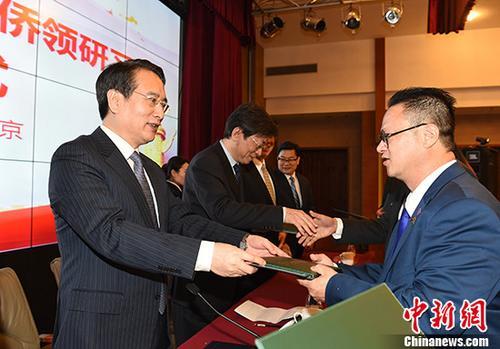 4月2日，第62、63、64、65期僑領(lǐng)研習(xí)班結(jié)業(yè)儀式在北京舉行。中央統(tǒng)戰(zhàn)部副部長譚天星(左一)、清華大學(xué)黨委副書記李一兵出席結(jié)業(yè)儀式并為僑領(lǐng)研習(xí)班學(xué)員頒發(fā)結(jié)業(yè)證書。 <a target='_blank' >中新社</a>記者 張勤 攝