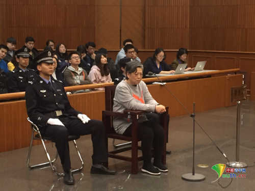 　4月3日，北京市第一中級(jí)人民法院開(kāi)庭審理原中國(guó)水利電力對(duì)外公司香港港源水利電力工程有限公司會(huì)計(jì)劉夢(mèng)平涉嫌受賄案。中國(guó)青年網(wǎng)記者 邵志凱攝