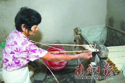 上面桿：將細(xì)圓條狀的面條以8字形環(huán)繞在兩根面桿上。