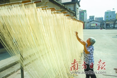曬面：面線拉好后，拿到室外有陽光處曬干。