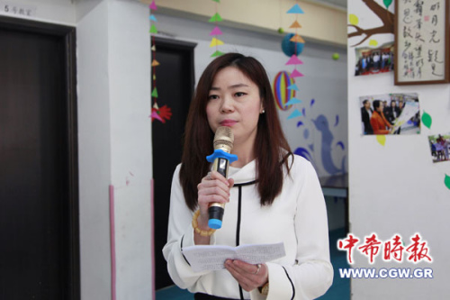 雅典中文學(xué)校校長(zhǎng)李芳在致辭