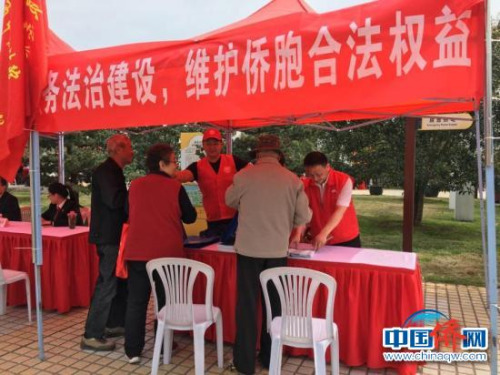 蘇州市僑辦機(jī)關(guān)黨員廣場(chǎng)開(kāi)展僑法服務(wù)活動(dòng)。(蘇州市僑辦供圖)