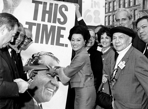 　1968年，在紐約曼哈頓的唐人街，陳香梅為尼克松總統(tǒng)競選總部剪彩。