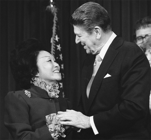 　1984年，陳香梅與時任美國總統(tǒng)里根在白宮會面。