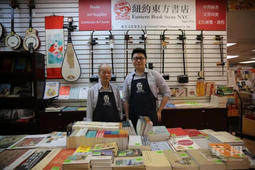 工齡最長(zhǎng)的員工鐘鐵城老先生(左)與東方文化事業(yè)公司總經(jīng)理張施源合影。