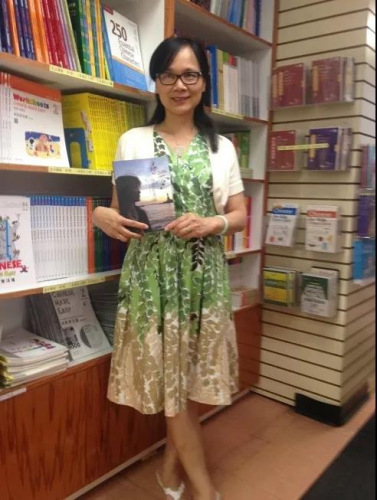 　旅美華人作家邱雯女士，目前她在美國(guó)歷史最悠久的女子中學(xué)(林頓豪女子中學(xué)，Linden Hall)任教。(圖片來(lái)自受訪者)