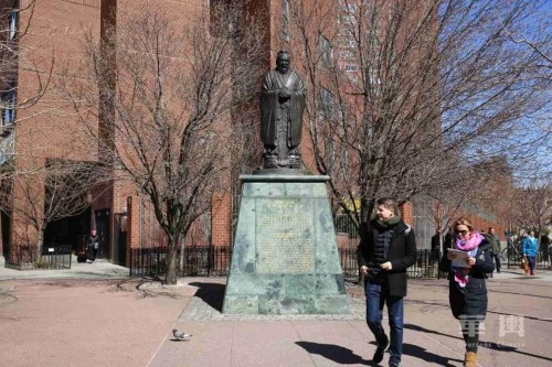 包厘街邊(Bowery Street)的孔子雕像。