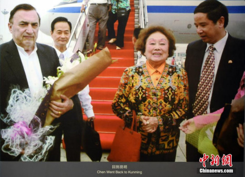 昆明市博物館內(nèi)的“昆明飛虎隊紀念館”專題館里，展出了陳香梅“回到昆明”的資料照片。當日，許多市民聞訊陳香梅過世后，特意來紀念館里觀看及緬懷。 <a target='_blank' >中新社</a>記者 李進紅 攝