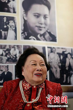 據(jù)《華盛頓郵報(bào)》4月3日報(bào)道，飛虎隊(duì)將軍陳納德遺孀陳香梅3月30日在華盛頓家中過世，享壽94歲。圖為2016年，陳香梅在紐約出席91歲壽辰圖片展。<a target='_blank' >中新社</a>記者 廖攀 攝