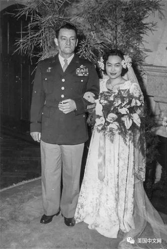 1947年12月21日，兩人在上海虹橋美華村5號結(jié)婚。
