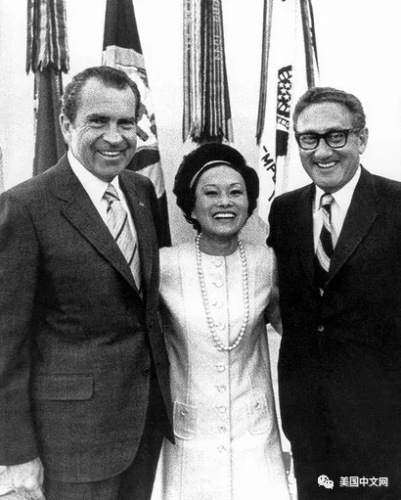 陳香梅與尼克松(左)、基辛格(右)