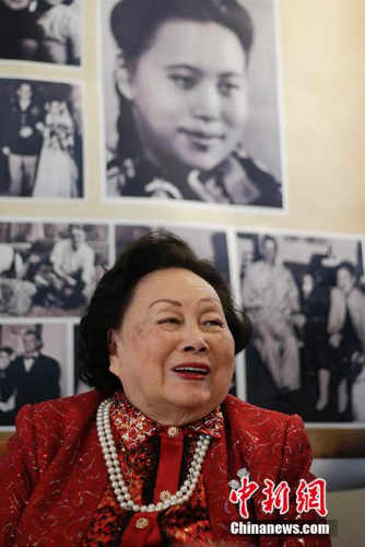 據(jù)美國《華盛頓郵報》4月3日報道，飛虎隊將軍陳納德遺孀陳香梅于3月30日在華盛頓家中過世，享壽94歲。圖為2016年，陳香梅在紐約出席91歲壽辰圖片展。<a target='_blank' >中新社</a>記者 廖攀 攝