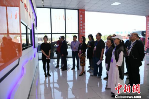 圖為海外華文媒體高層在重慶沙坪壩參觀，感受重慶內(nèi)陸開放高地建設(shè)?！￡惓?攝