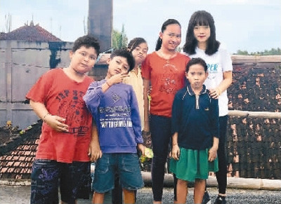 劉佳(右一)認(rèn)為在不同國(guó)家生活或者學(xué)習(xí)過(guò)的人會(huì)擁有一些獨(dú)特的思維方式和不同方面的資源。而這些在公益事業(yè)中，往往是很大的亮點(diǎn)。圖為劉佳在巴厘島支教期間與當(dāng)?shù)貙W(xué)生的合影。