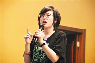 蘭茜在本科期間就產(chǎn)生了想要參與更多公益活動(dòng)的想法。為此，她在碩士期間選擇到英國(guó)學(xué)習(xí)社會(huì)學(xué)，并在回國(guó)后成為一名全職公益人。她說(shuō)：“我們都是有自己理想的，然后學(xué)了相關(guān)的專業(yè)，回到國(guó)內(nèi)繼續(xù)貢獻(xiàn)。”圖為蘭茜在益微青年公益發(fā)展中心五一集訓(xùn)營(yíng)上講課。