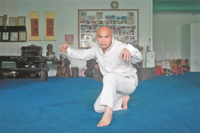 黎偉軍在展示狗拳。