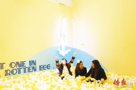 “蛋屋”中夢幻泡泡游泳池。（陳辰攝）