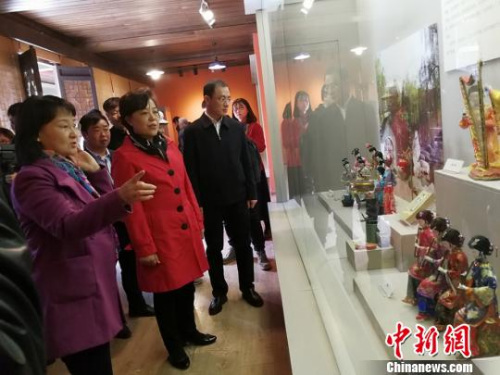 活動儀式后，考察組一行參觀了青龍古鎮(zhèn)時代館、農(nóng)耕館、民俗館，觀看了群眾舞獅子及晉劇藝術(shù)表演，領(lǐng)略青龍古鎮(zhèn)文化。　楊杰英 攝