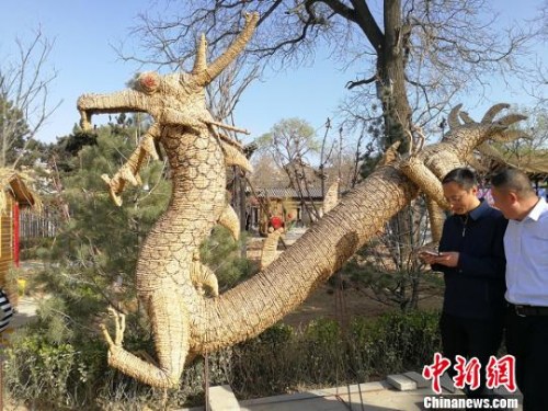 青龍古鎮(zhèn)是護(hù)衛(wèi)太原北部的第一軍事要塞，又是晉商“走西口”的必經(jīng)之路，是山西“走出去”的鄉(xiāng)親魂?duì)繅艨M的地方。　楊杰英 攝