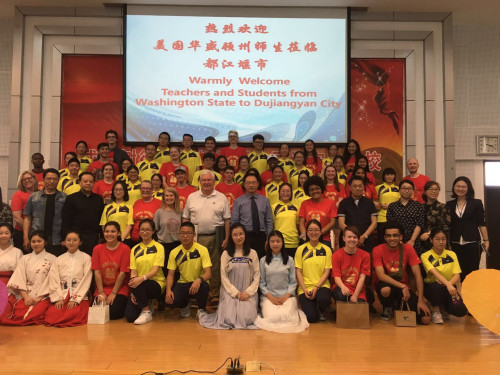 代表團與都江堰實德中學學生開展交流活動