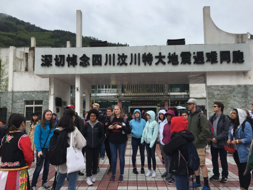 代表團參觀阿壩州映秀璇口中學地震遺址