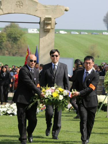 翟雋大使向華工墓敬獻(xiàn)花圈。(《歐洲時(shí)報(bào)》/黃冠杰 攝)