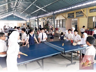 新港門培才華小各族男女同學休息節(jié)一起打乒乓。(馬來西亞《光華日報》)