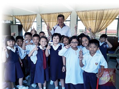 黃添福與各族學生開心合照。(馬來西亞《光華日報》)