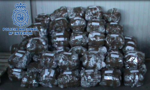 圖為已經(jīng)包裝好但是尚未放入油漆桶的大麻