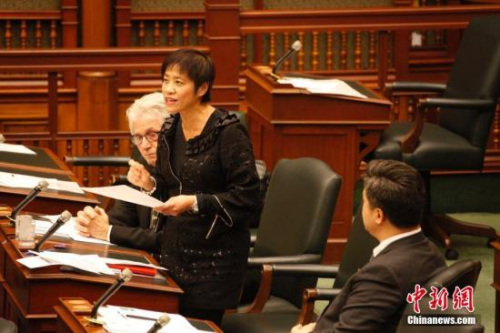 資料圖：在南京大屠殺80周年之際，加拿大安大略省省議會舉行南京大屠殺紀(jì)念活動。圖為黃素梅就南京大屠殺紀(jì)念日宣讀聲明。<a target='_blank' >中新社</a>記者 余瑞冬 攝 