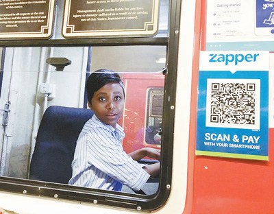 南非約翰內(nèi)斯堡一處停車(chē)場(chǎng)收費(fèi)處接受掃碼支付。人民日?qǐng)?bào)記者 李志偉 攝