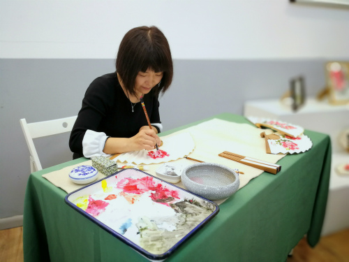 杜國(guó)紅女士現(xiàn)場(chǎng)作畫(huà)。