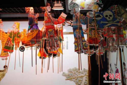 資料圖：“七寶皮影”既具有鮮明的個性，又體現(xiàn)了江南地區(qū)皮影藝術(shù)的特色，融匯了當(dāng)?shù)孛耖g戲劇、美術(shù)、工藝、音樂、文學(xué)和方言等的特點，在上海文化發(fā)展史上有不可低估的地位。殷立勤 攝