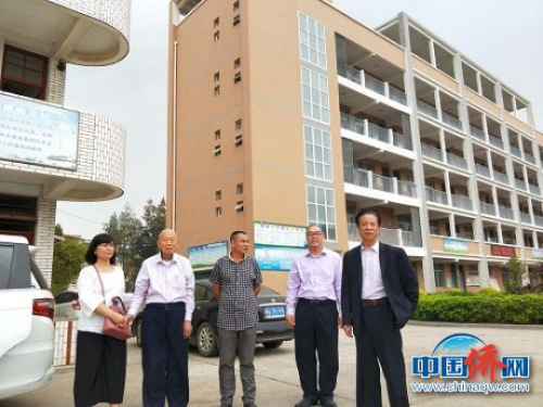 姚春桂察看姚世雄中學(xué)?！￡惾式堋z