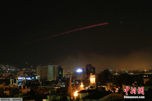 當地時間4月13日晚，美國聯(lián)合英國和法國對敘利亞軍事設施實施精準打擊。據路透社報道，目擊者稱，敘利亞大馬士革傳出爆炸聲，東部升起煙霧。