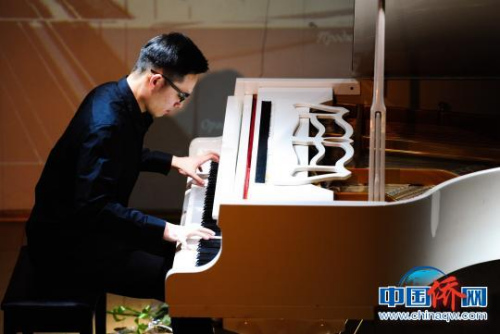 當(dāng)?shù)貢r(shí)間4月13日，中俄友好交流音樂會(huì)——鋼琴專場在莫斯科舉行?！＄娦?攝