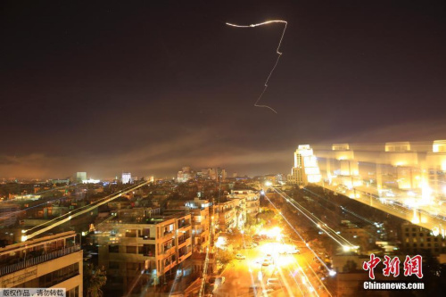 當(dāng)?shù)貢r間4月13日晚，美國聯(lián)合英國和法國對敘利亞軍事設(shè)施實施精準(zhǔn)打擊。