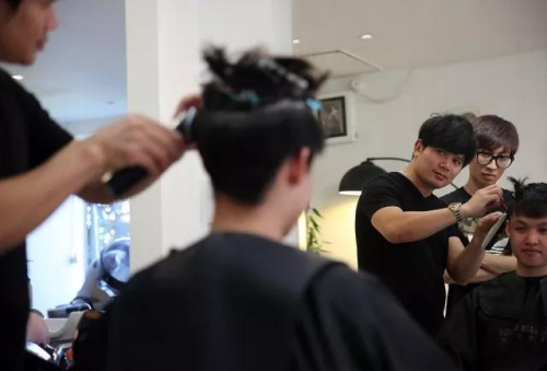 為人剪發(fā)。