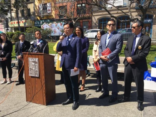 中國駐舊金山總領(lǐng)館副總領(lǐng)事任發(fā)強(qiáng)發(fā)表演講。(中國日報(bào)網(wǎng))