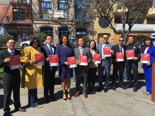 加州州眾議員邱信福，舊金山當(dāng)?shù)卣?，中國駐舊金山總領(lǐng)館副總領(lǐng)事任發(fā)強(qiáng)，及舊金山警方代表合影。(中國日報(bào)網(wǎng))