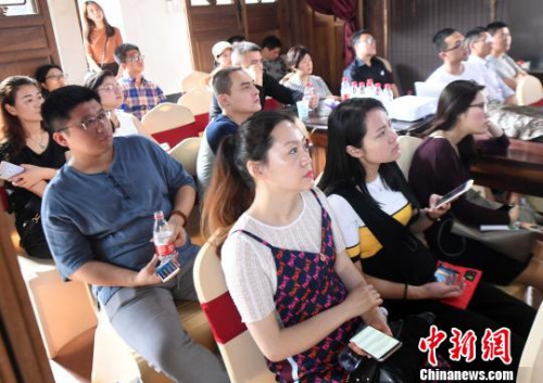 推介會現(xiàn)場吸引青年人前來聆聽、咨詢?！∮浾邉⒖筛z