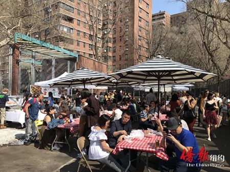 集市上的商家生意火爆。（美國僑報網(wǎng) 陳辰 攝)