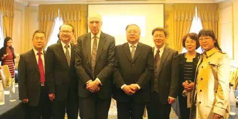 2017年3月20日，2017年寧夏（英國）人才交流推介會在倫敦召開。圖為與會嘉賓合影。（圖片來源：歐洲時報實習(xí)記者李雨麗 攝）