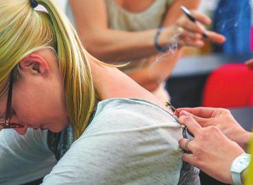 來自東歐國家的醫(yī)生正在學(xué)習(xí)傳統(tǒng)中醫(yī)灸法。